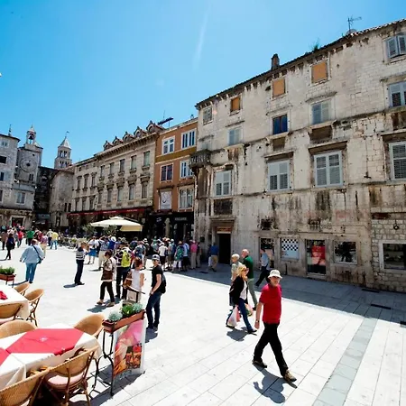 Апартаменти Luxury Toni With Patio In The Heart Of *