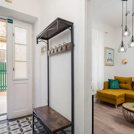 Апартаменти Luxury Toni With Patio In The Heart Of