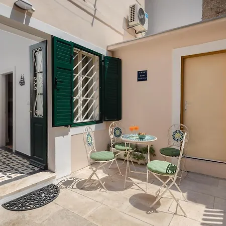 Luxury Toni With Patio In The Heart Of