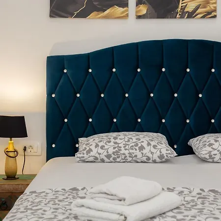 Luxury Toni With Patio In The Heart Of Apartment Split