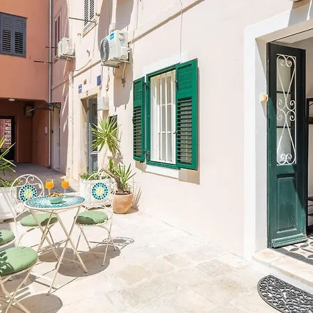 Luxury Toni With Patio In The Heart Of Apartment *