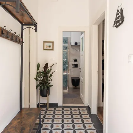 Luxury Toni With Patio In The Heart Of Апартаменты Сплит