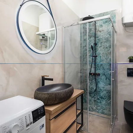 Luxury Toni With Patio In The Heart Of