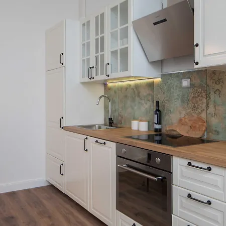 Luxury Toni With Patio In The Heart Of Apartment Split