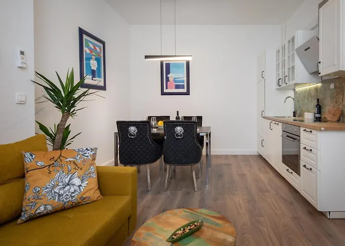 Luxury Toni With Patio In The Heart Of Apartment Split